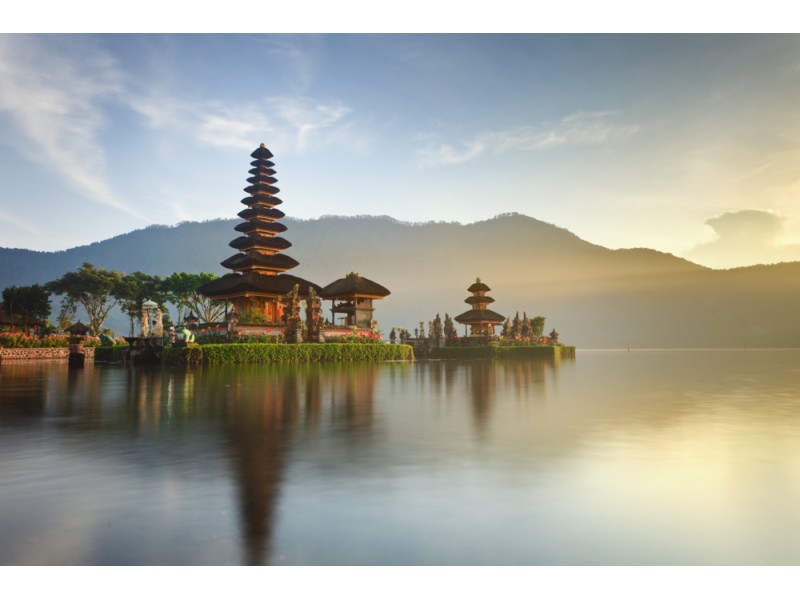 Fototapet Pura Ulun Danu-tempel vid soluppgången på Bratan-sjön på Bali