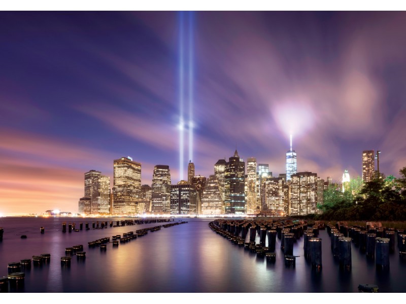 Fototapet Manhattans skyline med minnesbelysning