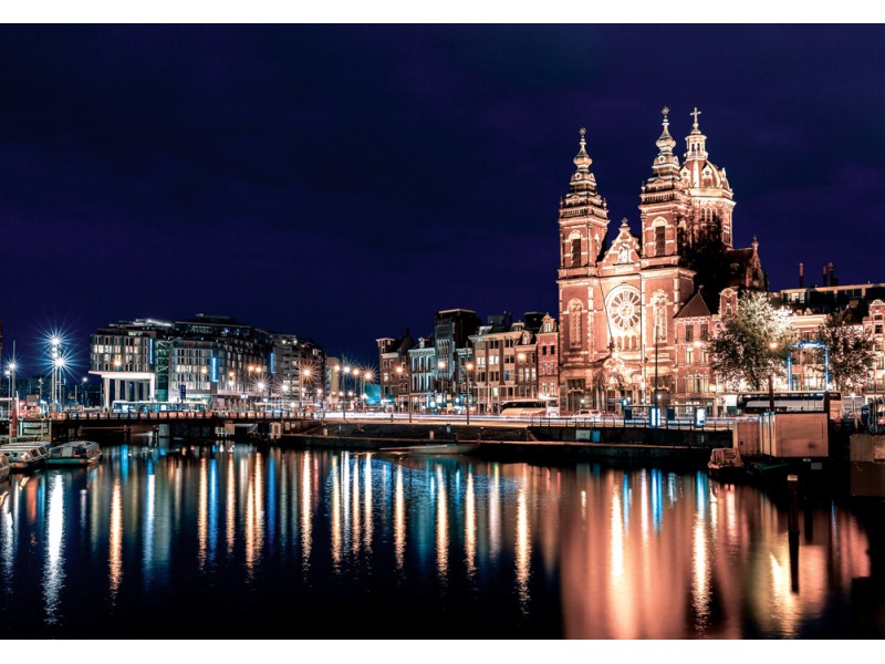 Fototapet Natt vy över Amsterdams kanal och Sankt Nikolaus basilika